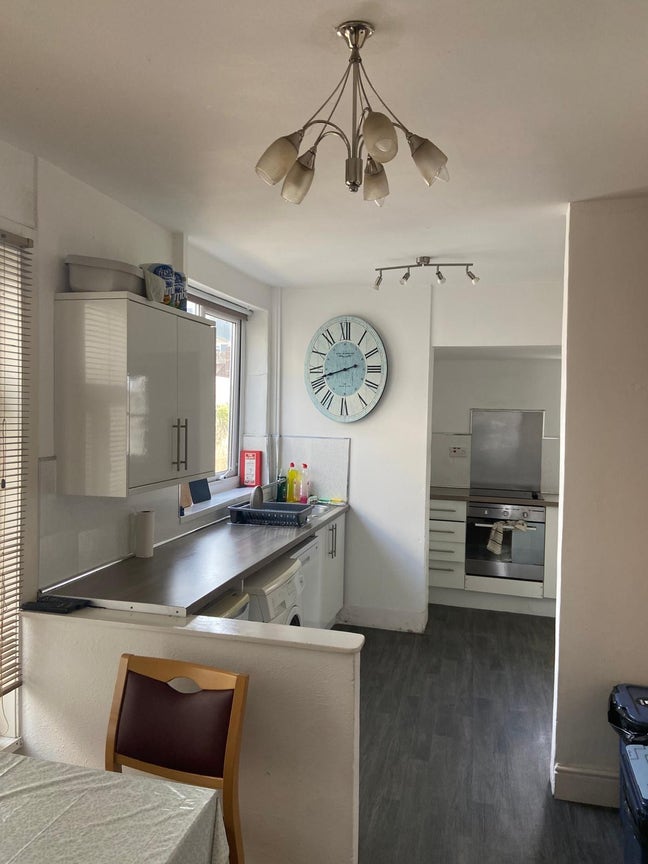 Large Double Room in quiet, respectful house Main Photo