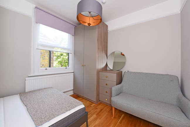 A Stylish Double Bed Room + Huge Garden+Cleaner  Main Photo