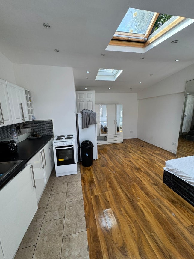 🛏️ Large Studio Flat to Let in- Mitcham Main Photo