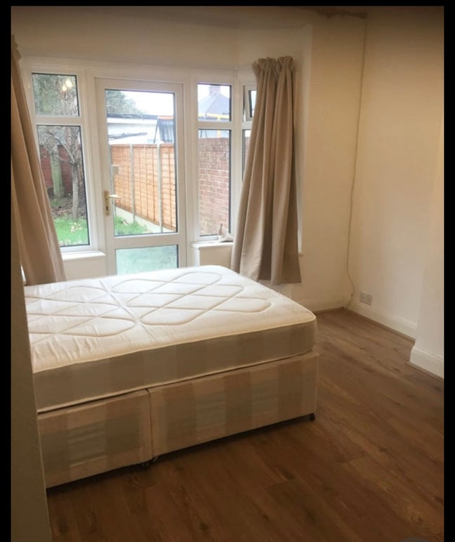 Beautiful spacious double room in large house  Main Photo