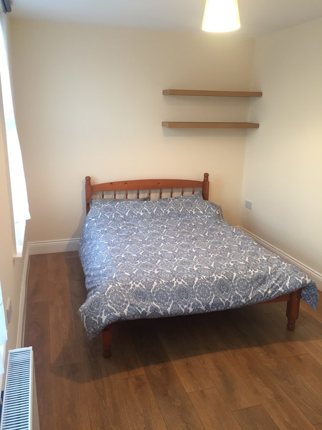 Bright, spacious bedroom, 5 mins tube station  Main Photo