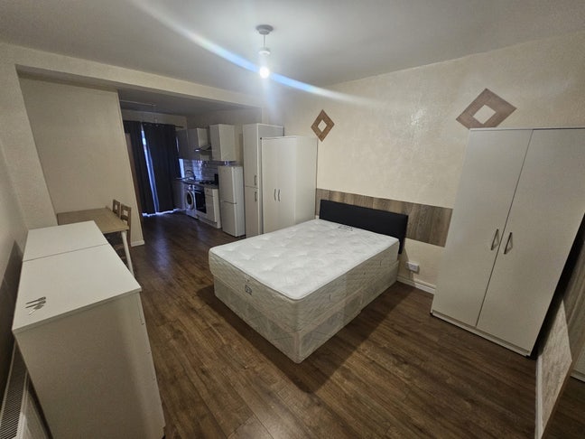 🛏️ Studio Flat to Let in- Wembley  Main Photo