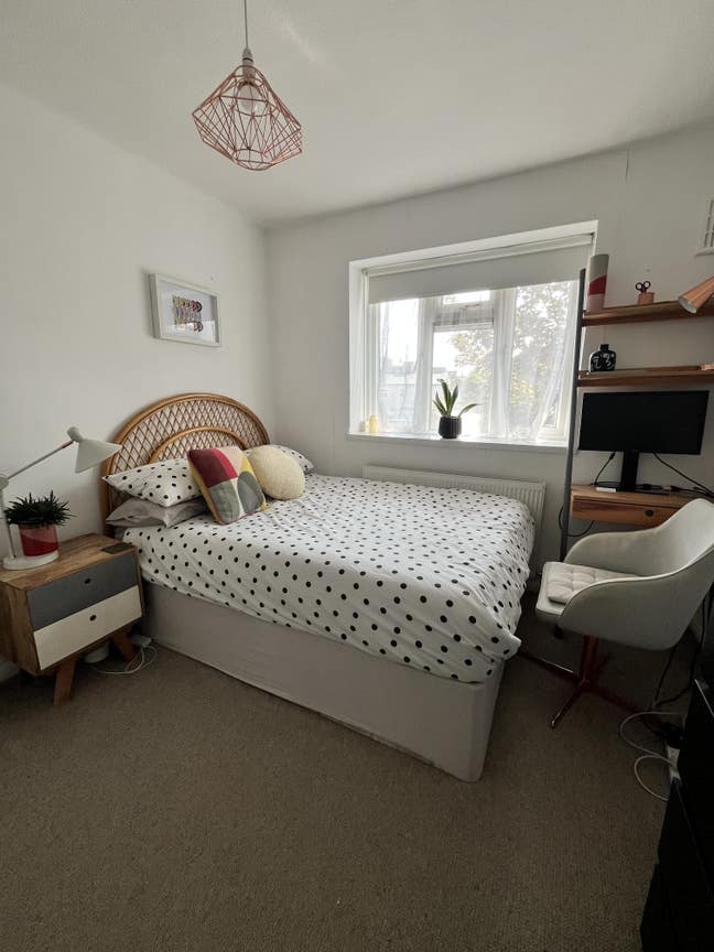 Double Room in East London with Car Park Main Photo