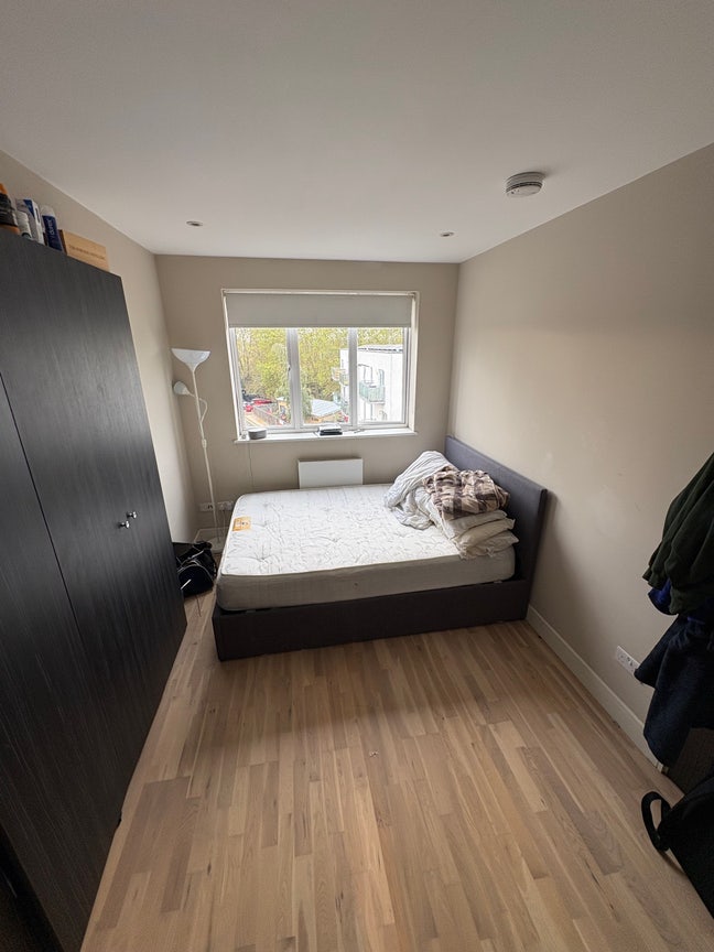 Spacious room for sublet for four weeks Main Photo