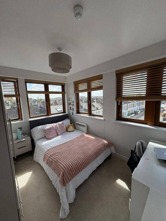Large Double Bedroom available in Clapham North Main Photo