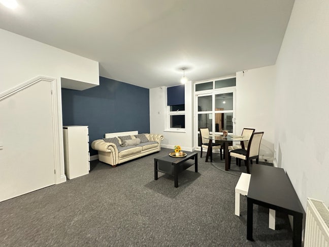 2 beautiful rooms in a lovely house with garden Main Photo