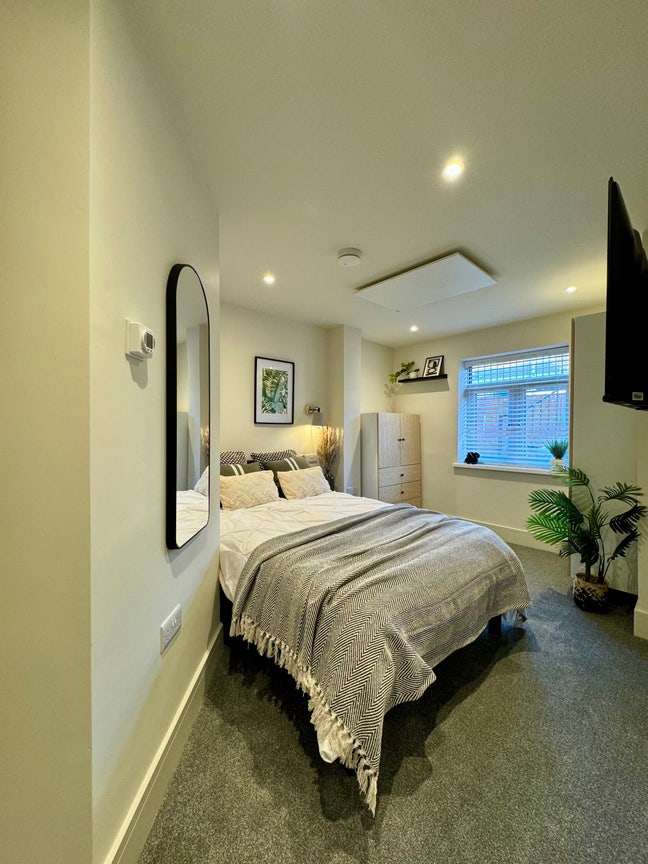 Massive double en-suite with kitchenette  Main Photo