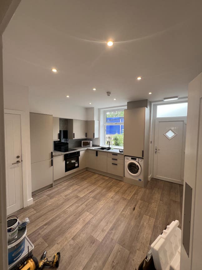 Modern Ensuite Room in Newly Refurbished House | B Main Photo