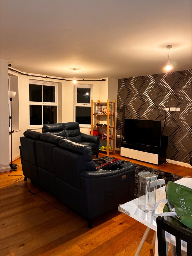 Large room with en-suite fully furnished,  Main Photo