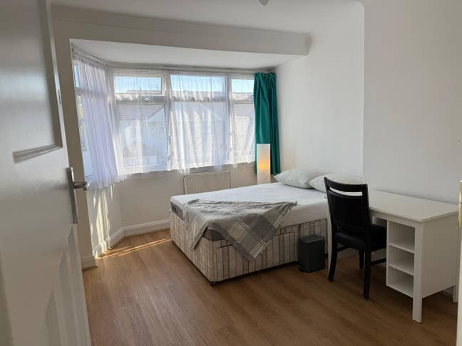 Double Room Fresh Sunny / Edmonton  Main Photo