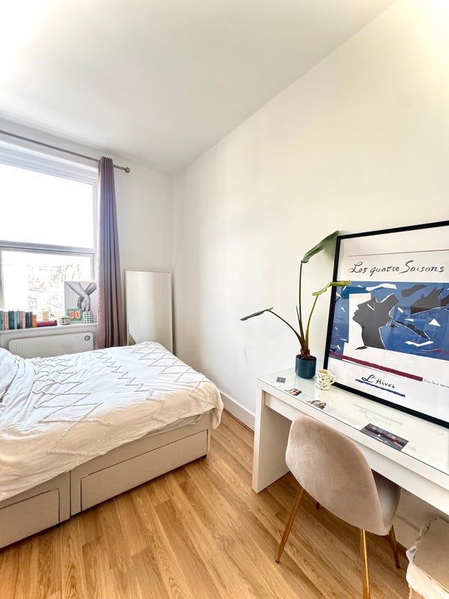 Bright double bedroom in Kensington Main Photo