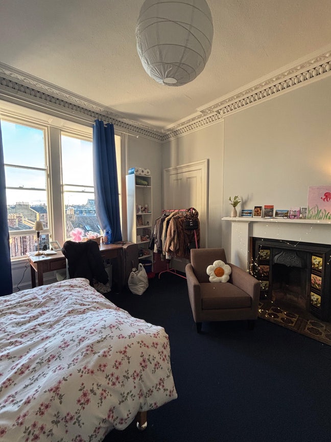 HUGE Room Meadows Main Photo