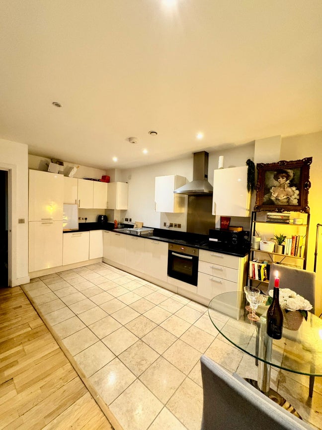 Flatmate wanted - working professional  Main Photo