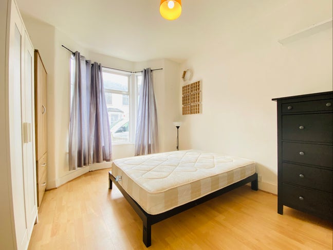 Two rooms available  Leyton Main Photo