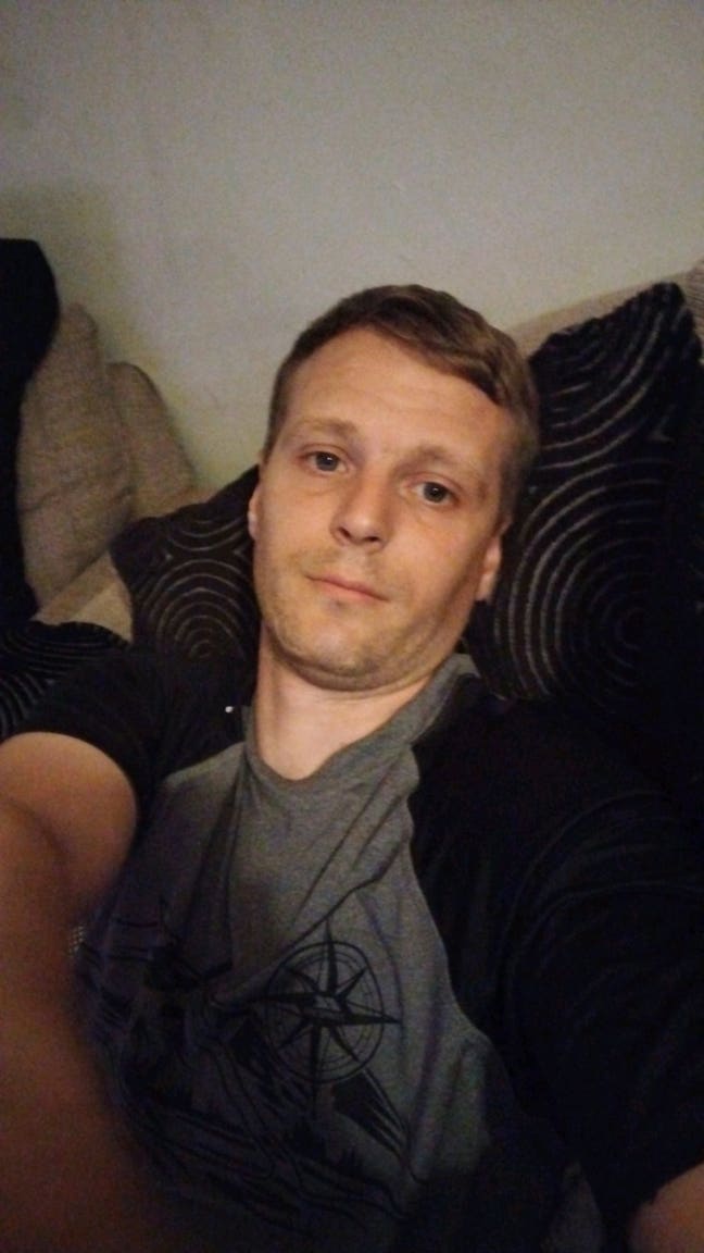 Looking for flat or bedsit studio Main Photo