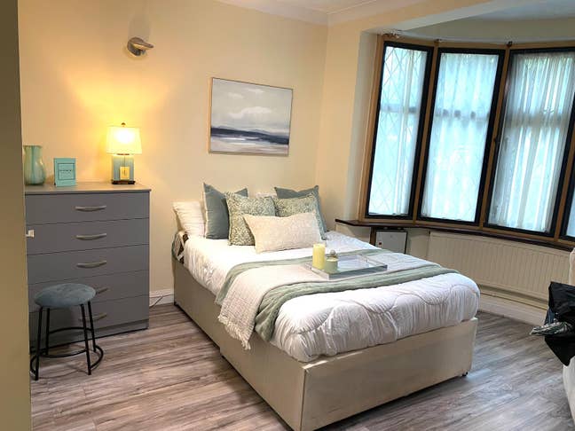 Very large double room, newly refurbished house Main Photo