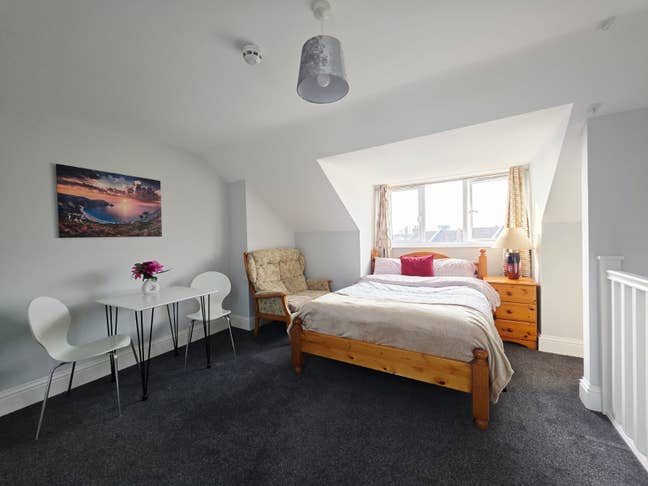 🌟Top Floor (Loft) Studio Flat in Friendly 5-Bed H Main Photo