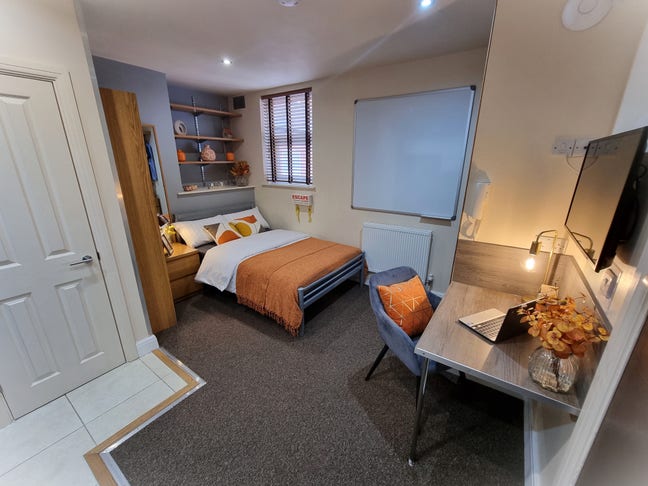  Avail June / July 2026  Bills Inc Studio LN1  Main Photo