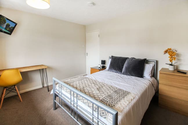 Lovely Room Close to 24 hour Bus - Buckswood Drive Main Photo
