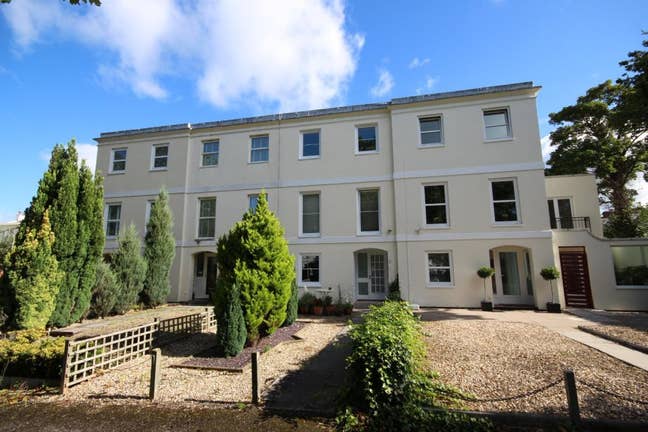 Bright and Spacious Double in Friendly 4-Bed Share Main Photo