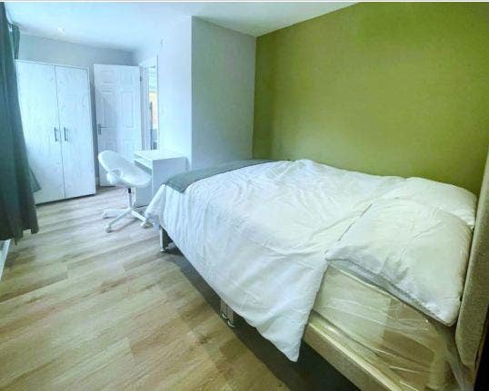 A well-presented fully furnished room Main Photo