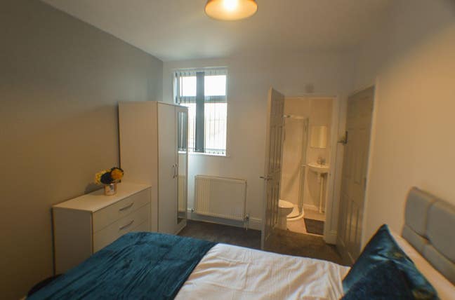   🚨Double En Suite Room Available🚨 Main Photo
