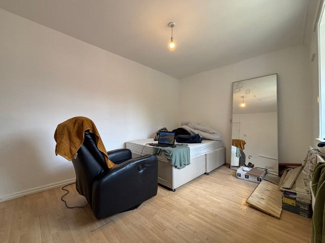 Split Level 2 Bed Flat Near St Helier Station Main Photo