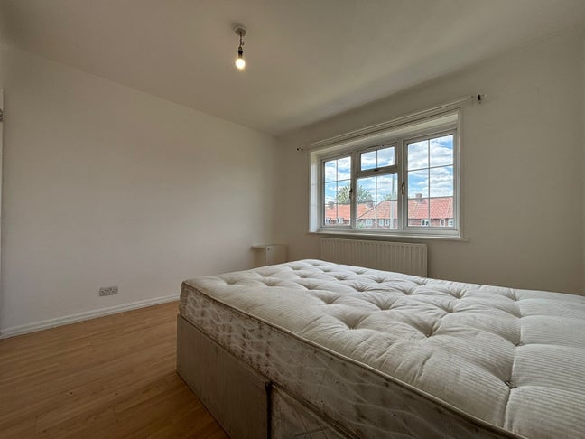 Split Level 2 Bed Flat Near St Helier Station Main Photo