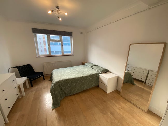 Brick Lane! Amazing Top Floor Flat! from 1.11.2025 Main Photo