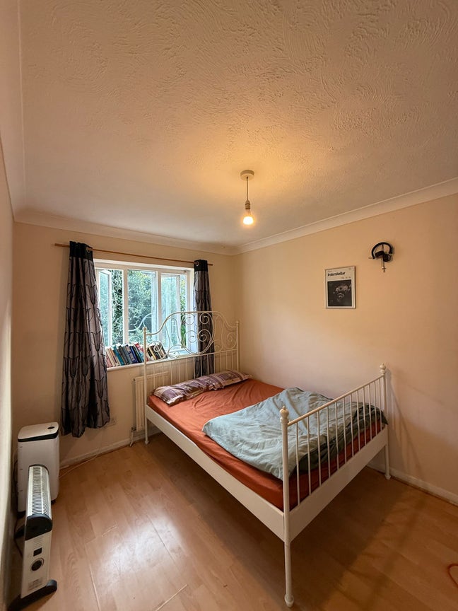 Spacious 2 bedroom for couples or single  Main Photo