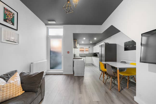 Stunning House Share - One Room Left Main Photo