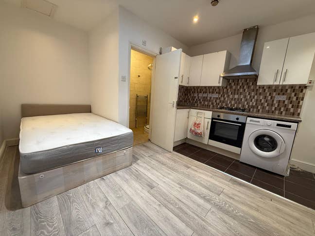 Studio Flat | South Norwood  Main Photo