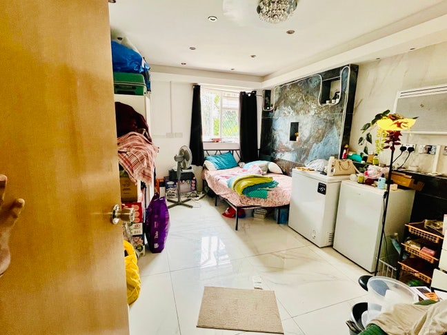 Bright master bedroom in Wembley  Main Photo