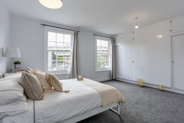 Large First Floor Bedroom in Brentford TW8 Main Photo