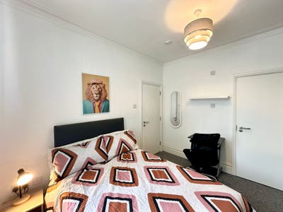 En-Suite Room Available to Let! Close to Amenities Main Photo