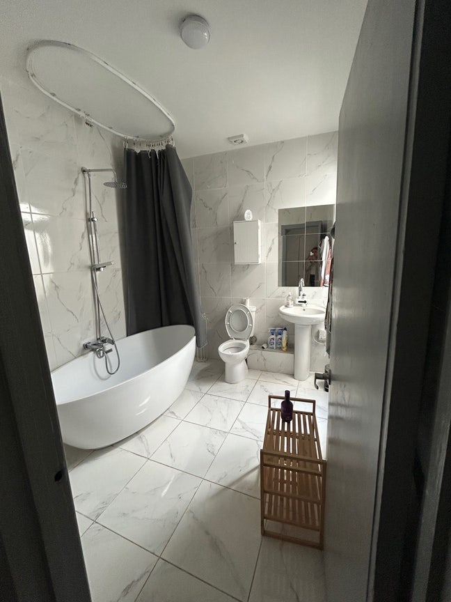 Large double room with bath en-suite  Main Photo