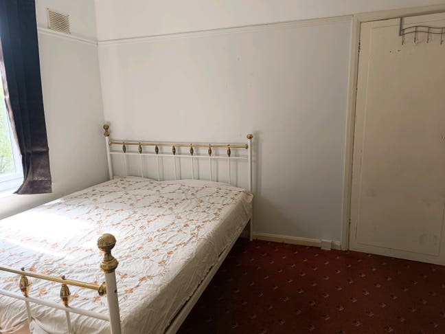 Large double room in Hounslow east for single Main Photo