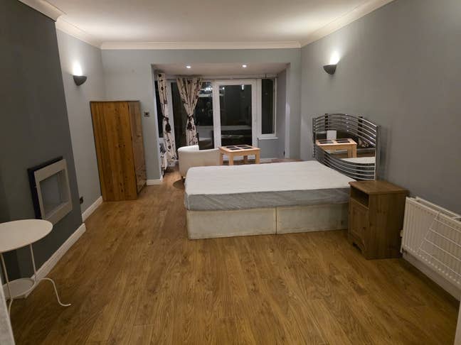 Large Double room - suitable for couples Main Photo