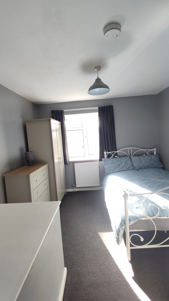 Double Room to Rent inc. Bills Crawley Town Centre Main Photo