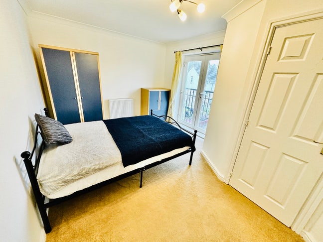Double en-suite room in modern detached property Main Photo