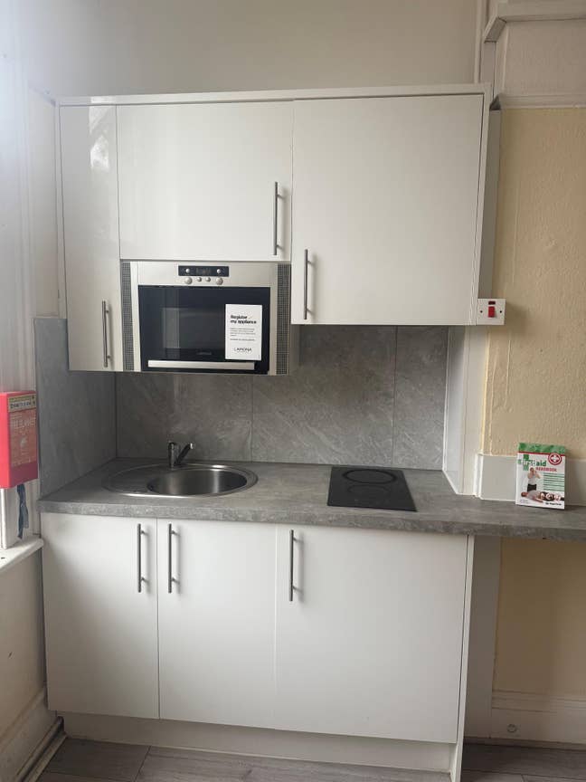 Bright Furnished Bedsit with Kitchenette  Main Photo