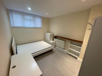 Double Room | 6min Walk from Finsbury Park Station Main Photo