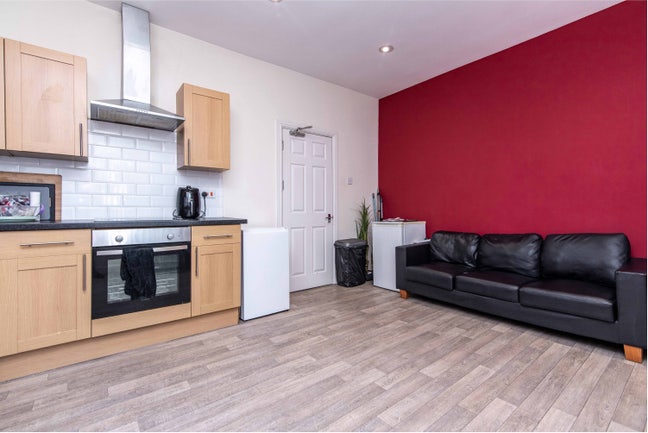 Spacious double bedroom in friendly house Main Photo