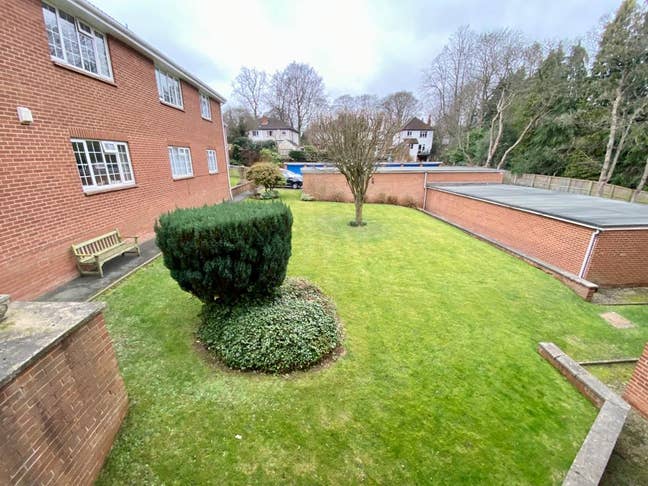 Stunning 2 Bed Apartment in Perfect Location LS16! Main Photo