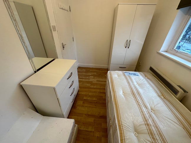 Single Room - 10 Min Walk to Jubilee! Main Photo