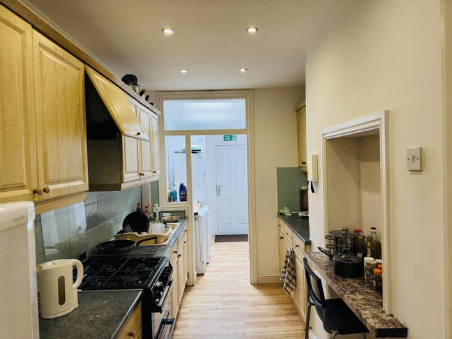 Lovely Home Share - Seedley Park Road Main Photo