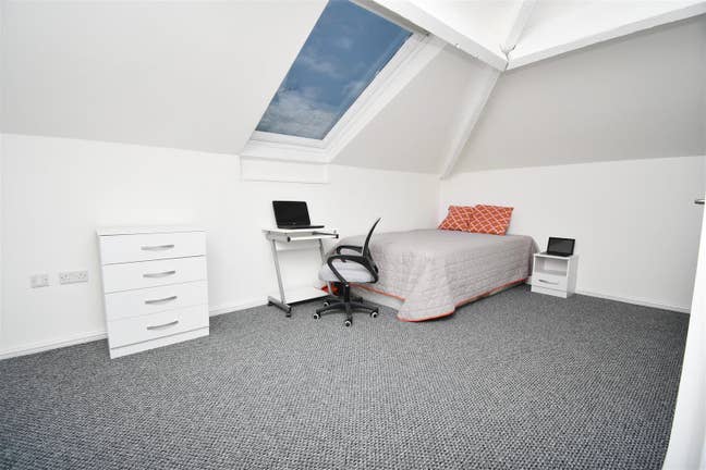 Fully Furnished Room available now Main Photo