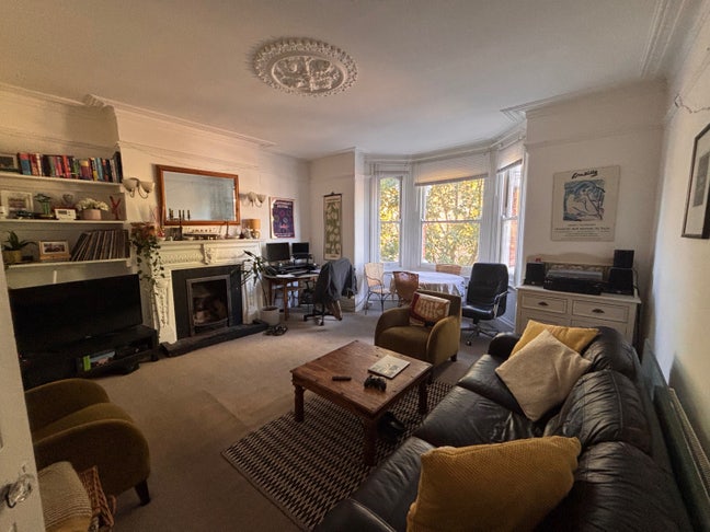 One room available in 3 bed flat in Balham Main Photo