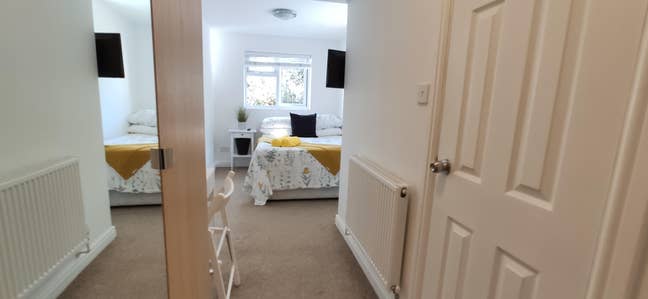 Stunning en-suite room. 5 min to the station Main Photo
