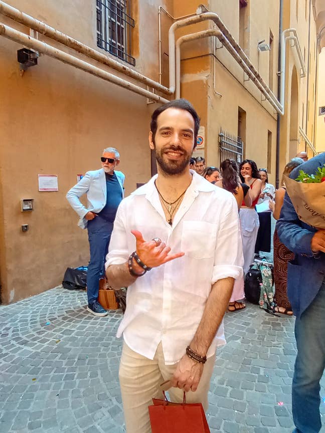 Hi everyone! 👋 I’m Roberto, 30, from Bo... Main Photo